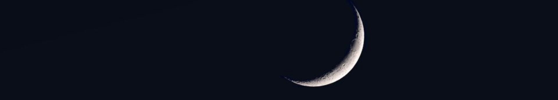 A holdsarló együtt áll a Szaturnusszal