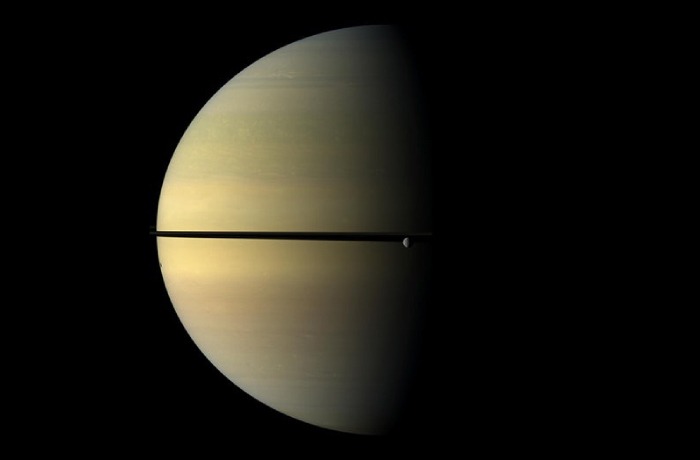 Pengevékonnyá válik a Szaturnusz éléről látszódó gyűrűje - legközelebb 13 év múlva várhatunk hasonlót!