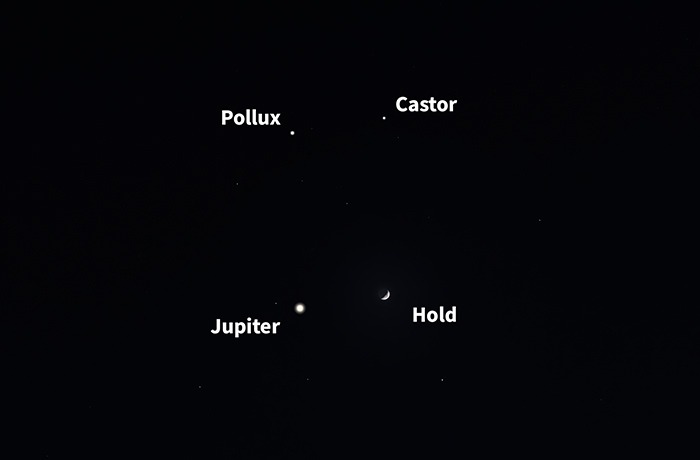 Téglalapot alkot az Ikrek két fényes csillaga a Holddal és a Jupiterrel