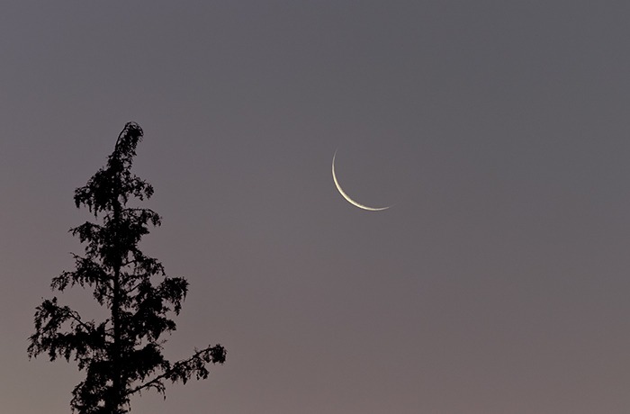 Vékony holdsarlók színesítik a következő hajnalokat