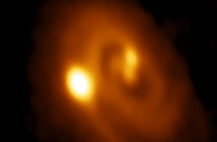 Egymásba kapaszkodó fiatal csillagokat talált az ALMA rádiótávcső-hálózat