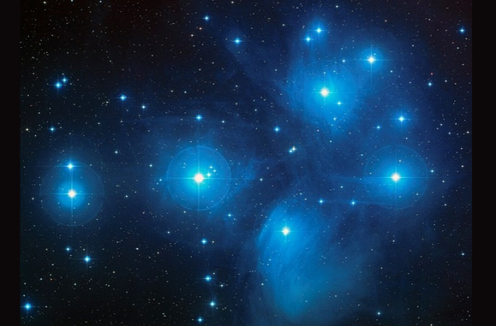 Tyúkanyó mellett a kiscsibék: a Hold és a Fiastyúk együttállása