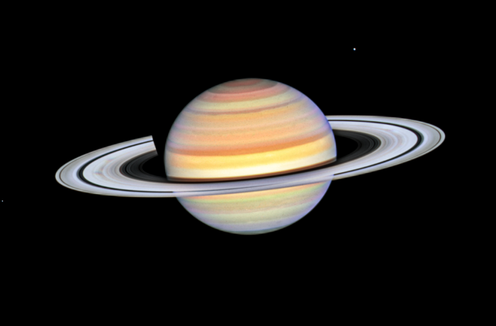 A gyűrűs óriás Szaturnusz a Hold társaságában,  megfűszerezve a kékes Neptunusz látványával 