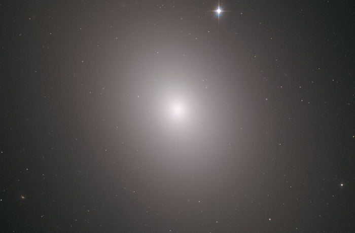 Messier 49 – egy óriás elliptikus galaxis a Virgo-halmazban