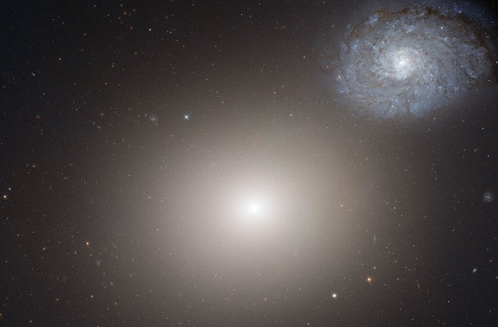 Messier 60 – egy óriási elliptikus galaxis a Virgo-halmazban