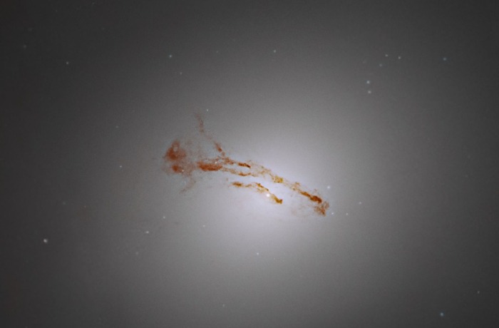 Messier 84 – egy elliptikus galaxis porsávval