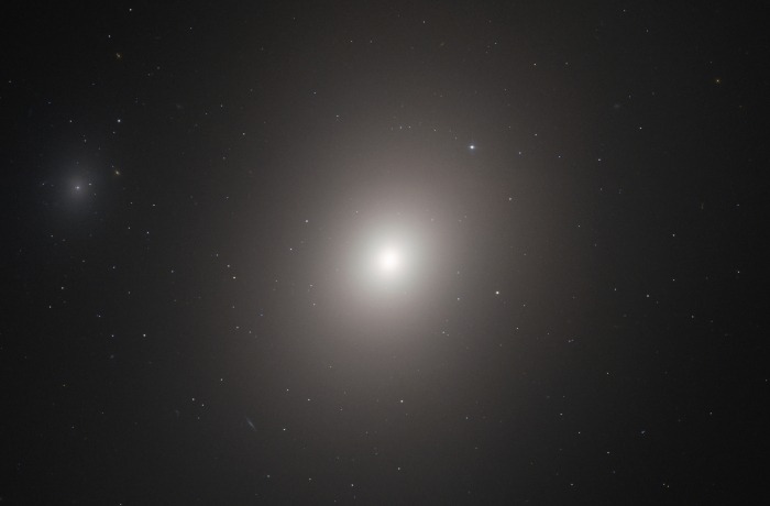 Messier 86 – a menetiránnyal szembemenő galaxis