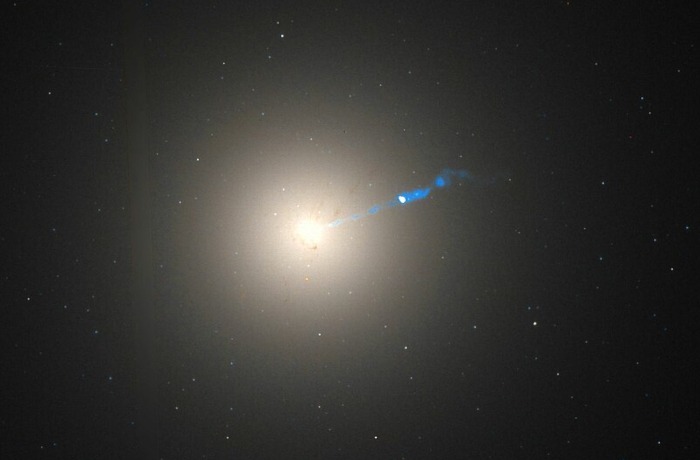 Messier 87 – a galaxisok óriása az első lefotózott fekete lyukkal