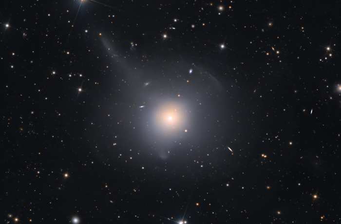 Messier 89 – gömb alakúnak tűnő elliptikus galaxis
