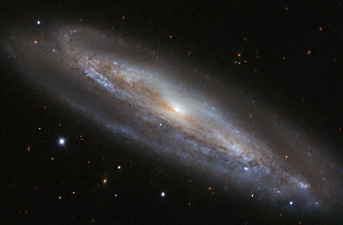 Messier 98 – az éléről látszó spirálgalaxis