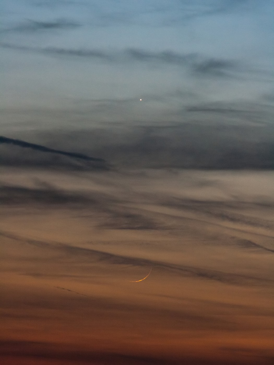 A holdsarló és a Jupiter együttállása 2023. március 22-én Ábrahám Tamás felvételén. esz-lelesek.mcse.hu