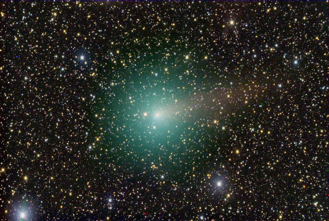 A 103P/Hartley üstökösről 2010 januárjában az amerikai New Mexico államból készült felvétel, három nappal az üstökös napközelsége után és három nappal a Deep Impact űrszondának az üstököst történő megközelítése előtt. Forrás: R. Ligustri (https://www.planetary.org/space-images/comet-103p-hartley-2)