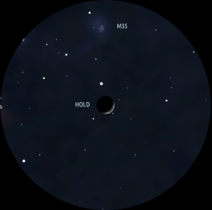 Így néz majd ki a közelség április 27-én 22:00-kor egy 10x-es nagyítású, 6° látómezejű kézi távcsőben. Felül az M35 csillaghalmaz derengése látható, a kép közepén pedig a dagadó holdsarló. Forrás: Stellarium