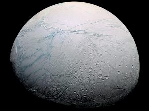 Az Enceladus jeges világa a legjobb fényvisszaverő képességgel rendelkezik a Naprendszerben, a napfény 90%-át is vissza képes bocsátani.Forrás: http://astronomynow.com/