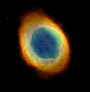 A Gyűrűs-ködről (M 57) készült felvételhez a Hubble szintén keskeny sávú szűrőket használt. A szűrők a fényt az ionizált hélium (He II) kék, a kétszeresen ionizált oxigén (O III) zöld, és az ionizált nitrogén (N II) vörös szín hullámhosszain található vonalain engedték át. A képalkotás folyamata során ezeket feleltették meg (sorrendben) a kék, zöld, illetve vörös színeknek. Forrás: NASA. Link: https://hubblesite.org/contents/media/images/1999/01/748-Image.html?news=true