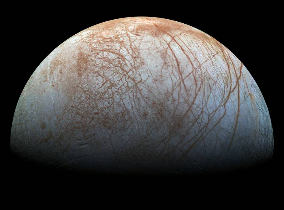 A NASA Galileo szondájának képeiből összeillesztett felvétel az Europa holdról. Ez az utómunkázott, színes felvétel a legjobb, amit eddig megpillanthattunk a Jupiter jeges holdjáról, amely talán a legjobb esélyünk a naprendszerbeli, Földön kívüli élet megtalálására. (NASA/JPL-Caltech/SETI Institute)