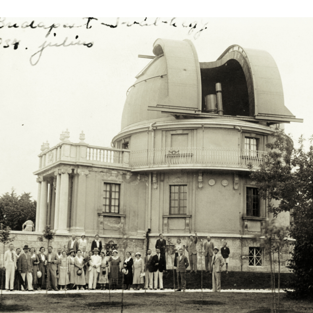 A Budapest kupola 1934-ben előtte az intézet akkori dolgozói és családjaik. Forrás: FORTEPAN/NAGY JÓZSEFNÉ DR