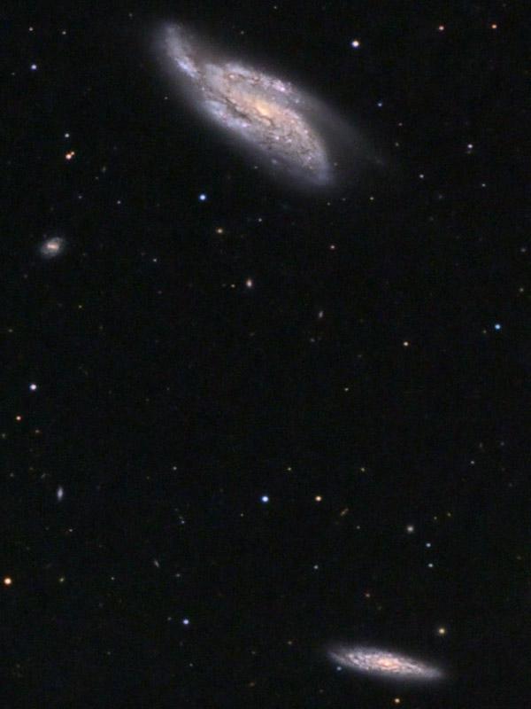 Az NGC 4088 (fent) és NGC 4085 (lent) galaxispáros. Az NGC 4088 furcsa alakja annak köszönhető, hogy egy másik galaxis gravitációs kölcsönhatása eltorzította.Forrás: https://www.cloudynights.com/