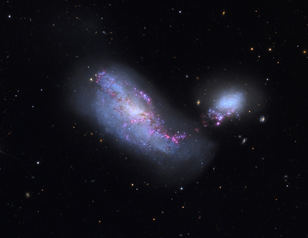 Az NGC 4490 (balra) és NGC 4485 (jobbra). Az üstökös a kép szerint jobbról, a kisebb galaxis irányából érkezik majd 11 óra körül és hajnali 2-kor a nagyobb galaxis magját szeli majd át. Ez egy szenzációs esemény van, szurkoljunk a derült égért!Forrás: http://annesastronomynews.com/