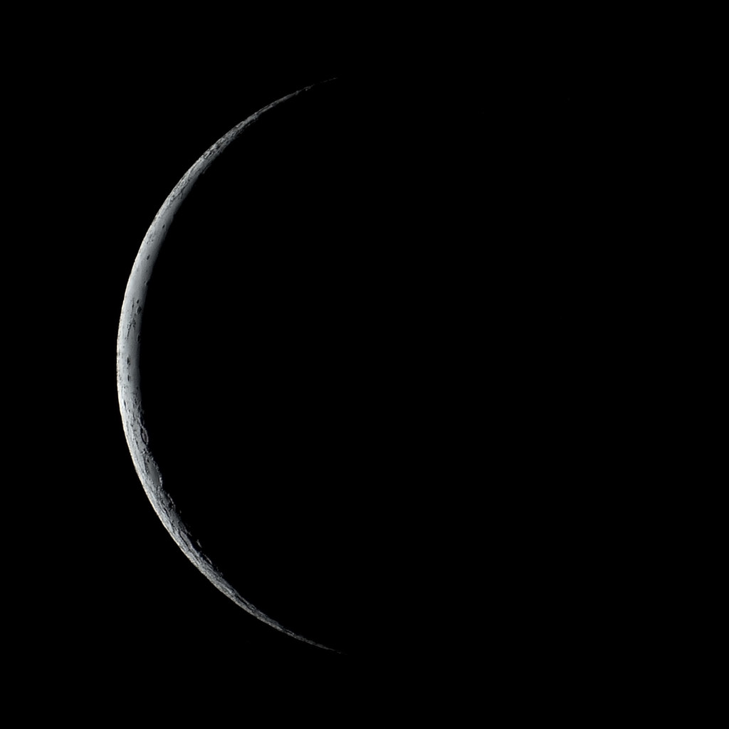 Hasonlóan keskeny sarlóként érinti majd a Hold pénteken a Vénuszt. Ennél azonban jóval halványabb lesz a nappali égen.Forrás: https://www.flickr.com/photos/robpettengill/27660609046/