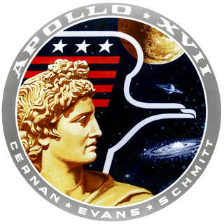 Az Apollo 17 emblémája. A sas, mely az amerikai népet jelképezi, szárnya már kissé elfedi a Holdat és szilárdan tekint a Naprendszer külső vidékei felé, valamint a galaxisok világába. A résztvevő űrhajósok ezzel a jövőbe vetett reményüket igyekeztek kifejezni. A sas előtt látható alak Apollo, a program névadó istene. Kép forrása: nasa.gov