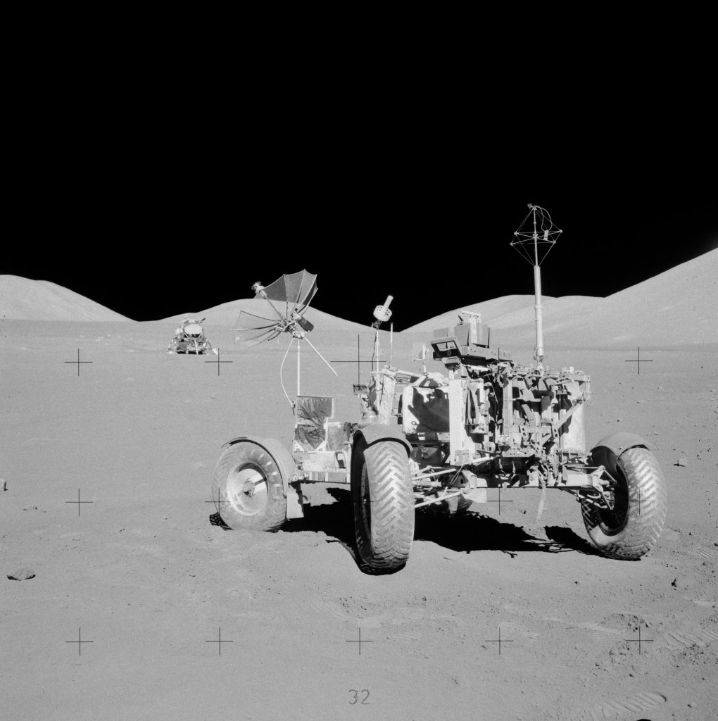 Az Apollo 17 holdautójának végleges helye. Felszállás előtt "leparkoltak" az autóval, mely a mai napig ugyanott áll és várja a majdani visszatérőket. Kép forrása: nasa.gov