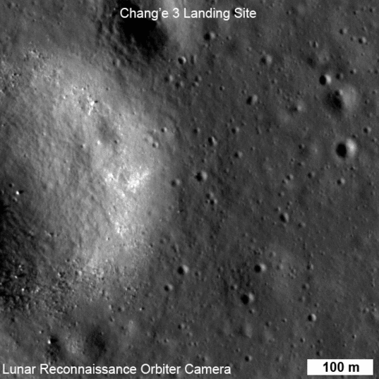 A NASA LRO szondája által készített képek, melyen a kínai Chang'e-3 leszállóegysége és a Yutu-2 kis rover látható. A Chang’e 3 középen jelenik meg, a Yutu-2 alatta látható. Kép forrása: Nasa.gov