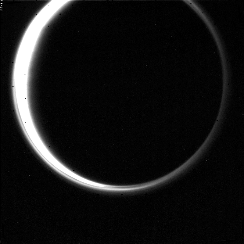 A Titan légköre. A vastag légkörön átvilágító napsugarak vizsgálatával következtetéseket lehet levonni a légkör összetevőire vonatkozóan. Kép forrása: nasa.gov
