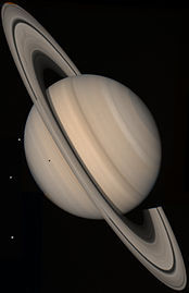 A Szaturnusz a Voyager 2 felvételén. A bolygó mellett három hold is látszódik, egyikőjük árnyéka rávetül a bolygó korongjára. Kép forrása: nasa.gov