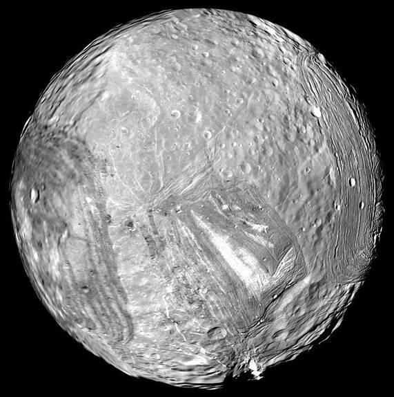 A szétesett, majd újra összeállt hold, a Miranda. Kép forrása: https://photojournal.jpl.nasa.gov/catalog/PIA18185