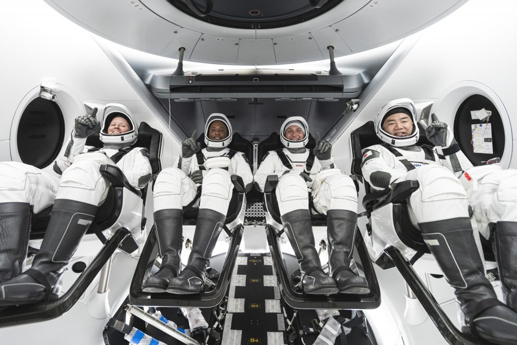 2022 januárjában már hasonló kép készülhet a SpaceX által űrbe szállított első űrturistákról. Kép forrása: www.nasa.gov