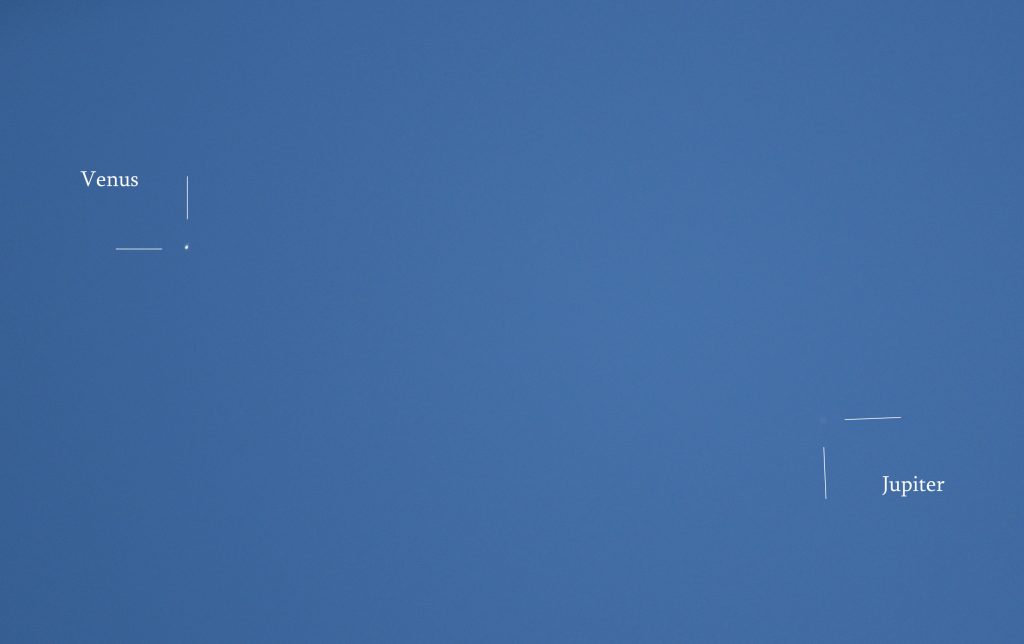 Landy-Gyebnár Mónika 2016 augusztusában szintén nappali égen fotózta le a Vénusz-Jupiter együttállást. Látható, hogy mekkora a különbség a két bolygó fényességében, mégis egyértelműen kivehetőek a kék égi háttéren. Forrás: www.eszlelesek.mcse.hu