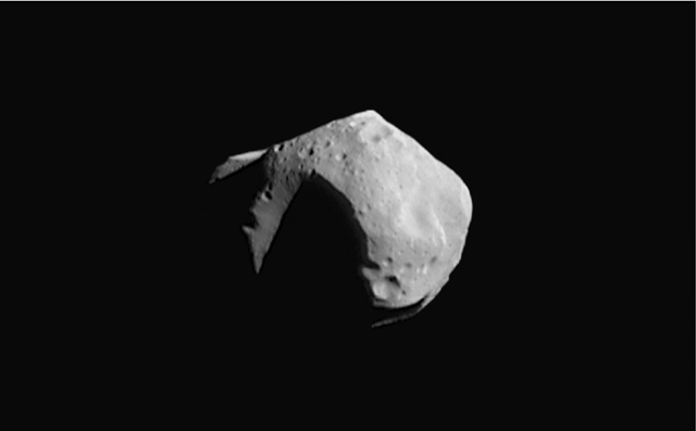 A 253 Mathilde 2400 km-es távolságból a NEAR fotóján. Az aszteroidán jól látható egy meredek falú és hatalmas kráter. Kép forrása: nasa.gov