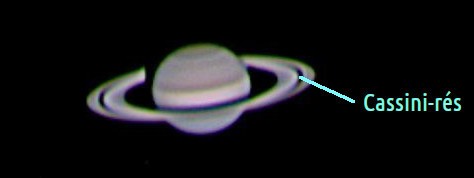 A Szaturnusz a sülysápi Tápiómenti Bemutató Csillagvizsgáló főműszerével Fodor Antal felvételén. Jó körülmények között akár szabad szemmel is hasonló látványt tárhat elénk a bolygó. A Cassini-rés is látványos, ezt külön jelöltük. Időpont: 2022. 10. 16. 18:02 UT; Forrás: www.eszlelesek.mcse.hu