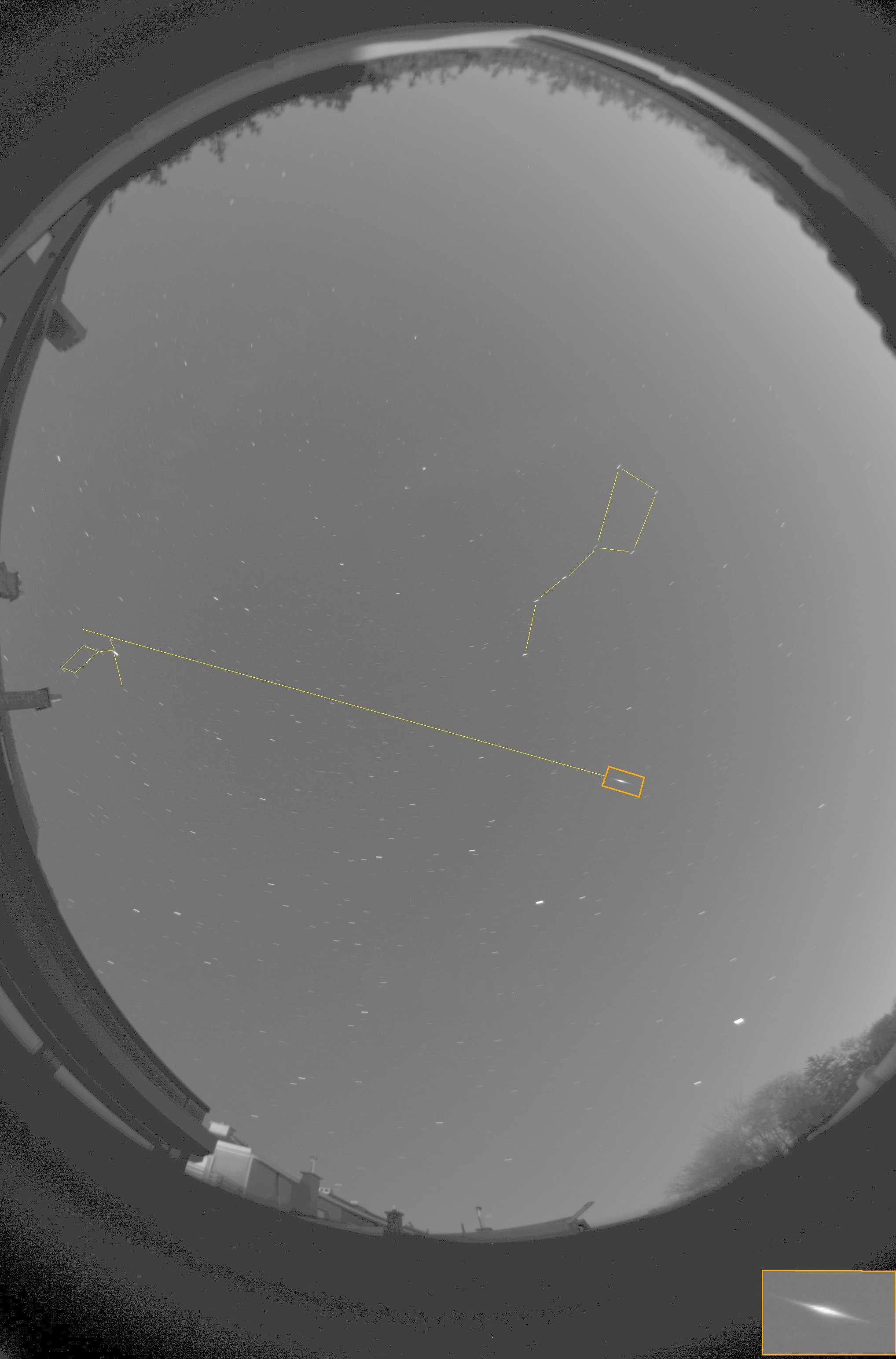 Kollár Enikő kiválóan bemutatja felvételén, hogyan kell beazonosítani a meteor rajtagságát. A narancssárga kerettel jelölt hullócsillag útvonalát egyenes vonalban meghosszabbítva a Lant mellé érünk, tehát valóban egy Lyrida lehetett! (Megj.: valójában a kép torzít, és nem teljesen egyenesen, hanem görbe vonalon kellene követni a meteor nyomát, ekkor tényleg a radiánshoz jutnánk.) Időpont: 2017. 04. 23., 23:52 UT; Forrás: www.eszlelesek.mcse.hu