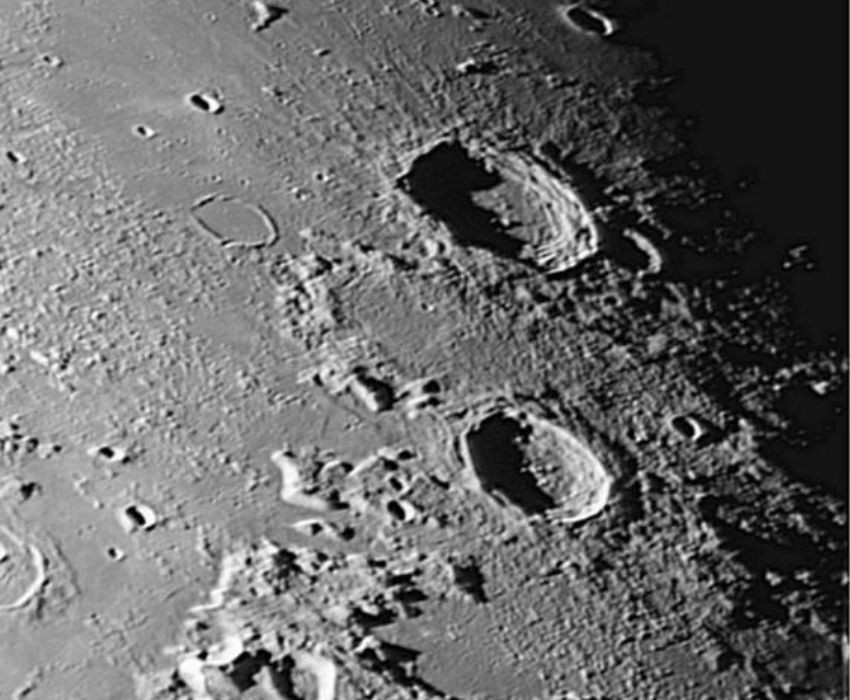 A holdi Eudoxus- és Aristoteles- kráterek a Kaukázus-hegység fölött, az utóbbinál jól kivehető a teraszos fal és a sugársávok.  A fényképet Szoboszlai Zoltán készítette, Hajdúnánáson, 2021.11.24-én. FORRÁS: eszlelesek.mcse.hu
