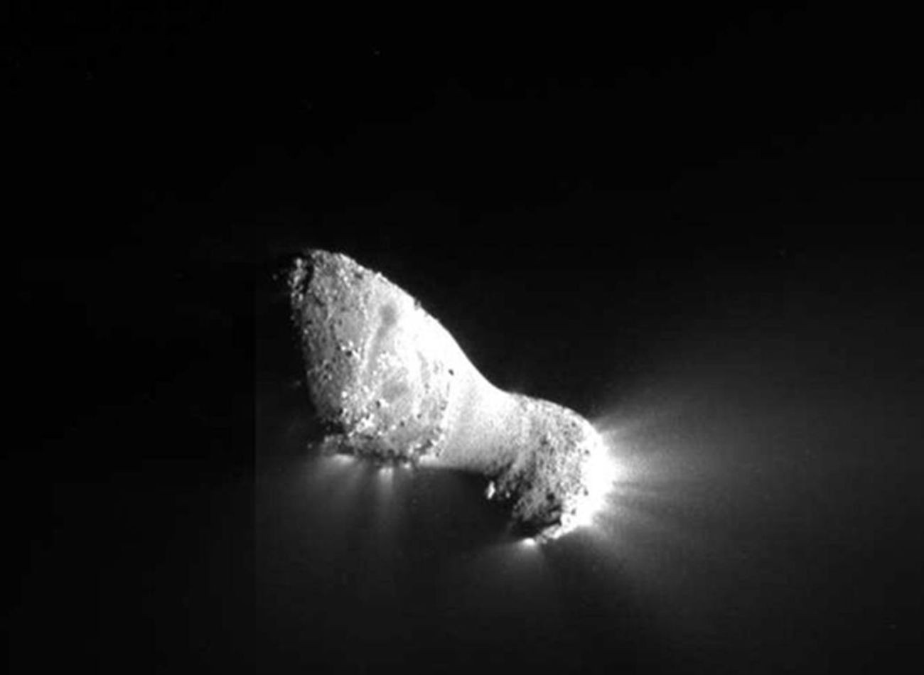 A 103P/Hartley üstökös a Deep Impact űrszonda felvételén, amit 700 km-es távolságból készített. Az üstökös magja és a belőle kiáramló anyag, amiből a csóva keletkezik,  jól látható a felvételen. FORRÁS; NASA.GOV