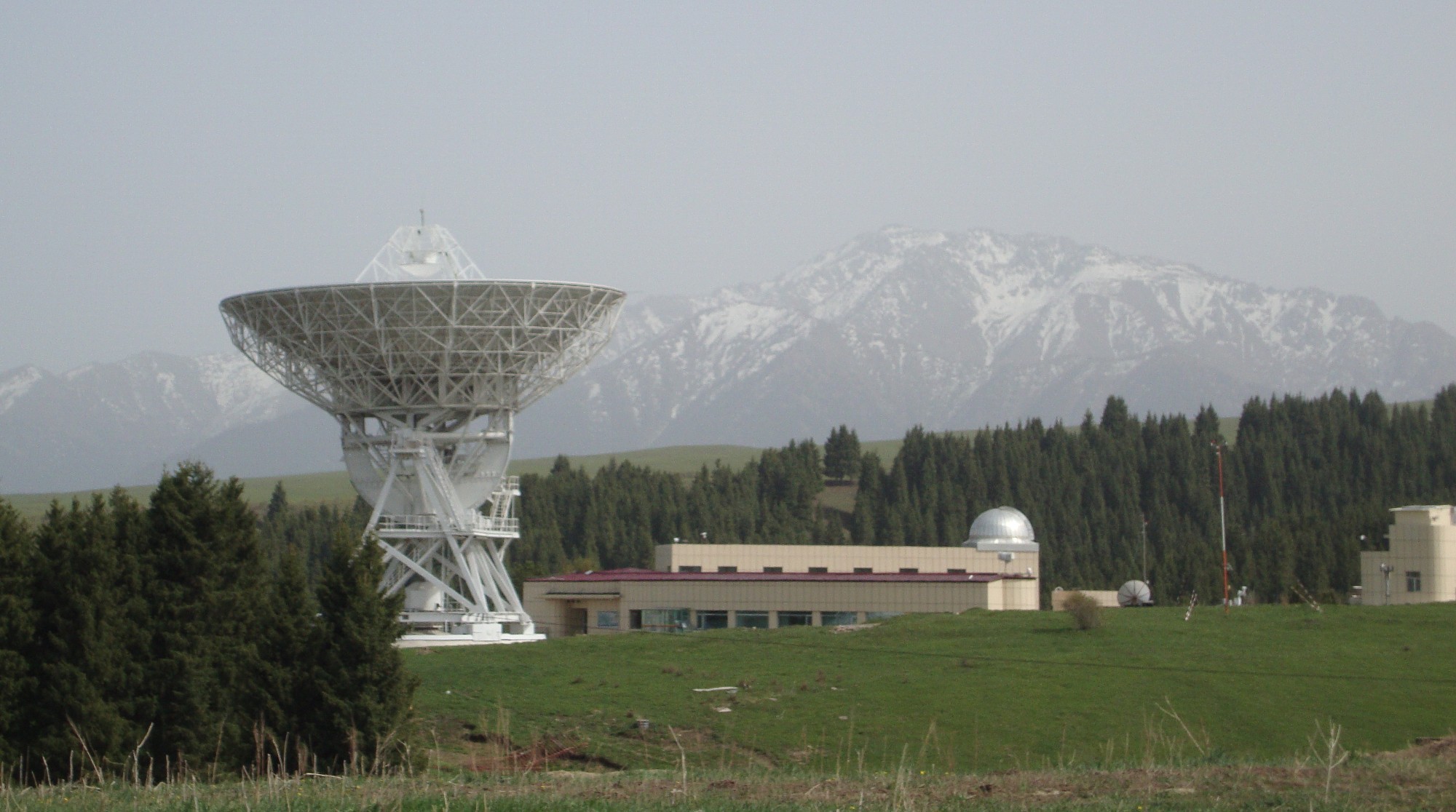 A 25 m átmérőjű Nansan (Nanshan) rádióteleszkóp, ahonnan a 4,8 GHz-es rádiómérések hosszú sorozata származik, Kína Hszincsiang (Xinchiang) tartományában épült. (A szerző felvétele) 