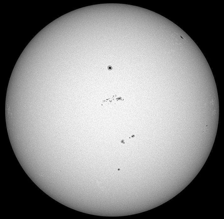 A Nap Herschel-prizmán keresztül fehér színben látható, a hidegebb régiók pedig fekete foltokként, amelyek mérete a Földnél is nagyobb lehet. A fényképet Molnár Péter készítette, Budapesten, 2011.10. 16-án. FORRÁS: eszlelesek.mcse.hu