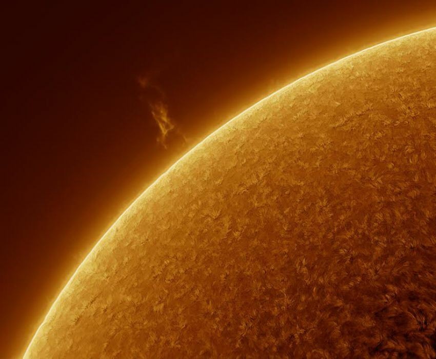 A fényképen látható napláng több tízezer kilométer magasra tör. A felvételt a Svábhegyi Csillagvizsgáló H-alfa naptávcsövével Steinmann Vilmos készítette, 2023.08.28-án. 