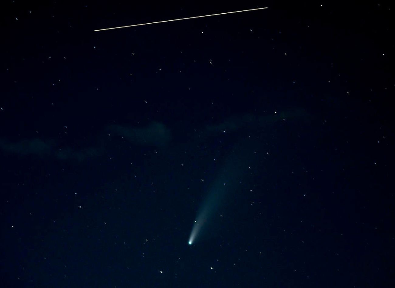 A képen a C/2020 F3 NEOWISE üstökös látható, ami felett a Nemzetközi Űrállomás (ISS) halad át.  FORRÁS; NASA.GOV
