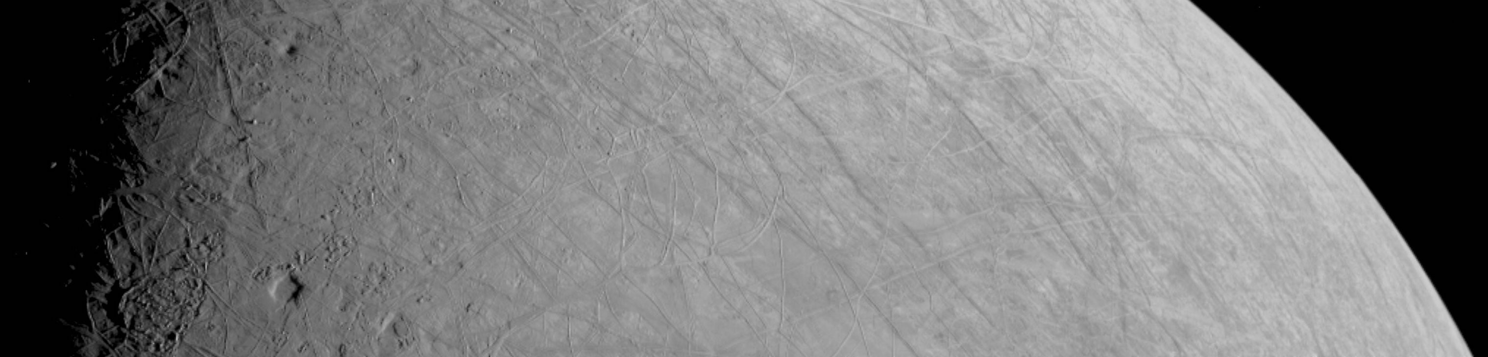 A Jupiter Europa nevű holdjának összetett, jéggel borított felszínét a NASA Juno űrszondája 2022. szeptember 29-i elrepülése során örökítette meg. A legközelebbi megközelítéskor az űrszonda mintegy 219 mérföld (352 kilométer) távolságra közelítette meg. Hitel: NASA/JPL-Caltech/SWRI/MSSS