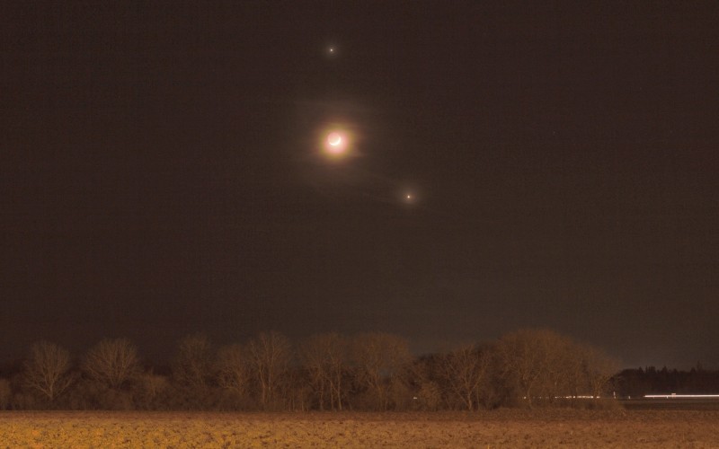 A Hold a Jupiter és a Vénusz között 2023. február 22-én Pécsről, Benő Dávid felvételén. eszlelesek.mcse.hu