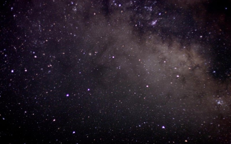 A Nyilas csillagkép, benne a Tejúttal és a legfényesebb csillagok által kirajzolt Teáskanna aszterizmussal. FlickR, CC2.0