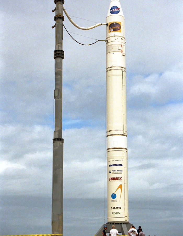 Az Athena II rakéta tetején a Lunar Prospector, Wikimedia Commons