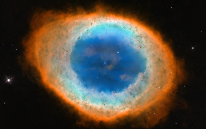 A Gyűrűs-köd egy kis tömegű csillag halálának végállapota. A köd centrumában fénylő fehér törpe megvilágítja a körülötte lévő gázt, ez adja a köd jellegzetes alakját. Forrás: NASA.