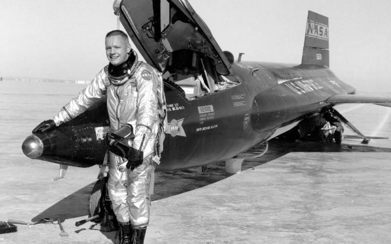 Neil Armstrong is berepülő pilótából lett űrhajós. Kép forrása: NASA