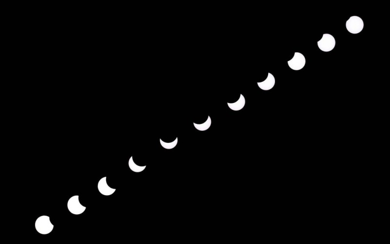 Ilyen fantasztikus arcokat rajzolt a holdkorong átvonulása a Nap előtt a 2015 márciusi napfogyatkozás idején. A mostani fogyatkozás csak annyira fog beharapni, mint a jobb felső kocka. Világos Gábor felvétele.