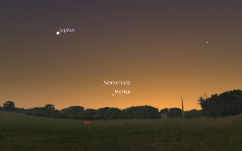 A délnyugati égbolt 2022. január 10-én, 16:50-kor, a polgári szürkület végén, tehát amikor a Nap 6 fokkal is alacsonyabbra süllyedt a láthatárnál. A Merkúr a Szaturnusszal és a Jupiterrel egy vonalban látszik majd. Forrás: Stellarium