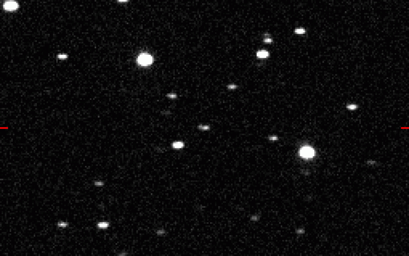 A 2004 FH földsúroló kisbolygó elmozdulása a háttércsillagok előtt, földközelben. A képen jobbról átszáguldó fehér csík egy műhold nyoma. Forrás: https://hu.wikipedia.org/wiki/Kisbolyg%C3%B3